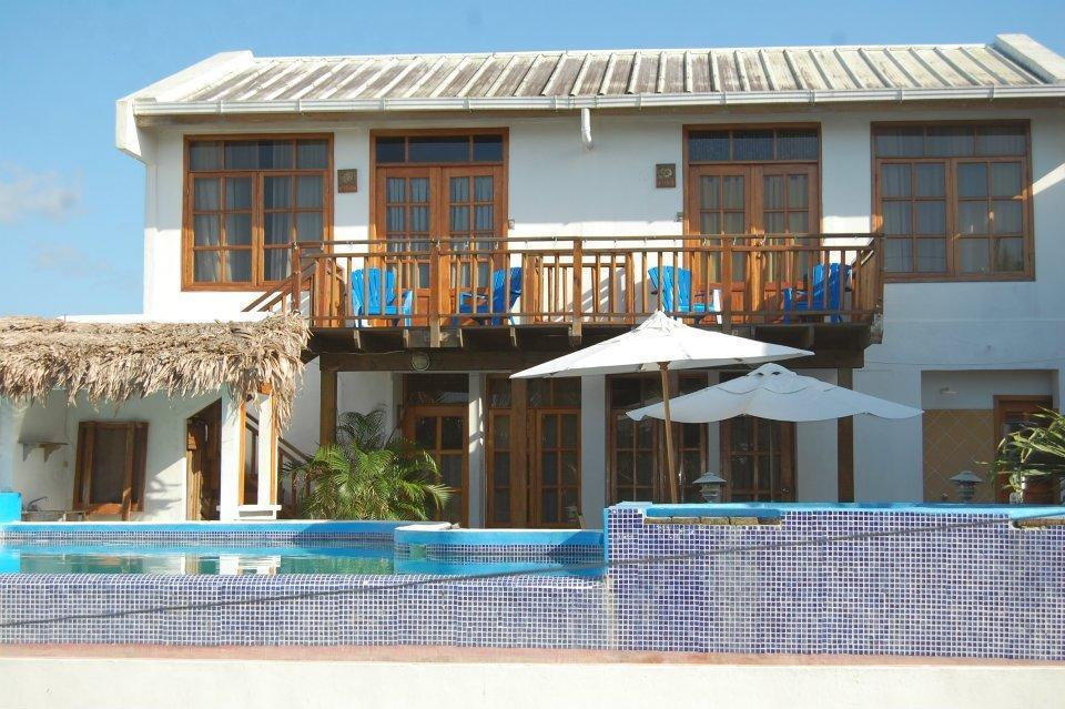 Hotel Y Restaurante Cesar Mariscos Tela Exterior photo